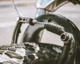 Zbliżenie na mechanizm hamulca rowerowego z widoczną sprężyną i linką. Dowiedz się, jak poluzować hamulce w rowerze.