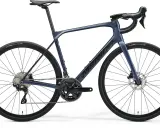 Granatowy rower szosowy endurance z hamulcami tarczowymi i napędem Shimano 105. Idealny na długie trasy.