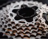 Zbliżenie na metalowe zębatki rowerowe, pokazujące różne rodzaje kaset rowerowych.