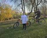 Chłopiec w albie i mężczyzna na rowerach. Pomarańczowy rower 29 cali na jaki wzrost?