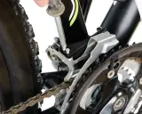 Naprawa roweru: wymiana linki przerzutki przedniej Shimano. Klucz imbusowy dokręca śruby mocujące przerzutkę.