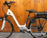 Biały rower elektryczny marki Bergamont z silnikiem Bosch. To świetny wybór dla osób szukających niezawodnego i stylowego środka transportu.