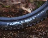 Opony Schwalbe Trail, jeden z rodzajów opon rowerowych, gotowe na leśne ścieżki.