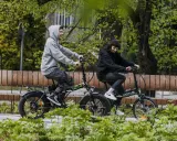Para cieszy się jazdą na rowerach elektrycznych, idealnych na dofinansowanie do roweru elektrycznego.
