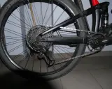 Tylna przerzutka rowerowa SRAM nie zrzuca w dół, blokując łańcuch na kasecie.