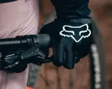 Rękawiczki rowerowe Fox z białym logo lisa na czarnym tle. Idealne pytanie: jakie rękawiczki na rower wybrać?
