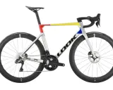 Srebrny rower szosowy LOOK 795 Blade RS z kolorowymi akcentami: czerwonym, żółtym i niebieskim.
