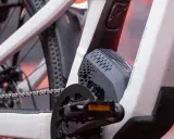 Szczegół ramy roweru elektrycznego z widocznym napędem i elementami sugerującymi, czy można doładowywać baterię w rowerze.