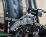 Zbliżenie na przednią przerzutkę rowerową Shimano Deore. Dowiedz się, jak zmieniać przerzutki w rowerze, by jazda była płynniejsza.