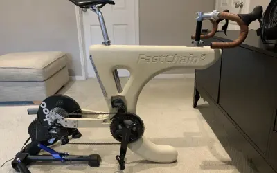 Jak zrobić trenażer do roweru? Oto gotowy sprzęt z napędem Wahoo Kickr i ramą FastChain.