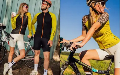 Para rowerzystów w strojach sportowych. Ona ma białe spodenki i żółto-czarną bluzę, on czarne spodenki i żółto-czarną bluzę. Idealnie, jak się ubrać na rower!
