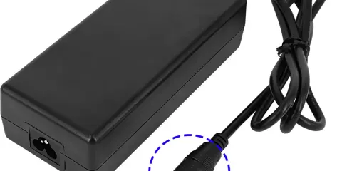 Czarna ładowarka do roweru elektrycznego z kablem i wtyczką 5-pinową SVD do akumulatorów Phylion/Joycube.