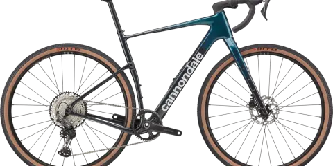 Gravelowy rower **Cannondale Topstone Carbon 3** w kolorze morskim, z szerokimi oponami WTB i napędem Shimano GRX.