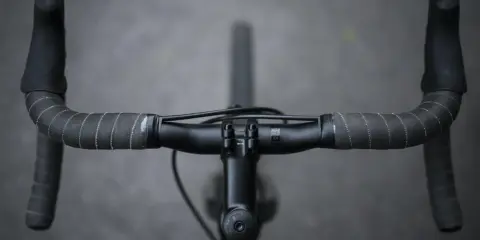Czarne kierownica rowerowa z owijką. Widok z góry, jak odkręcić kierownicę w rowerze.