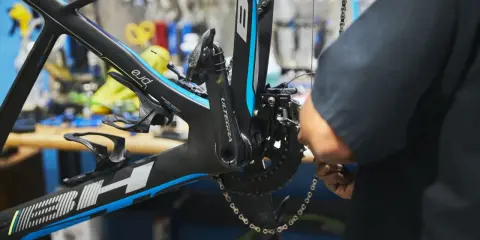 Mechanik dokonuje regulacji przedniej przerzutki w rowerze szosowym BH.