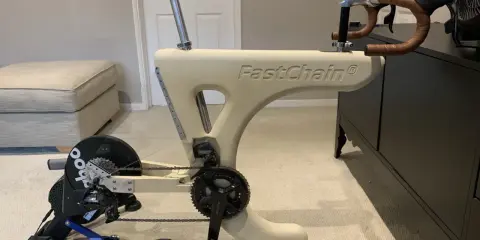 Jak zrobić trenażer do roweru? Oto gotowy sprzęt z napędem Wahoo Kickr i ramą FastChain.