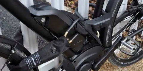Zabezpieczony rower elektryczny z silnikiem Bosch. Dowiedz się, jak odblokować rower elektryczny, usuwając łańcuch Hiplok.