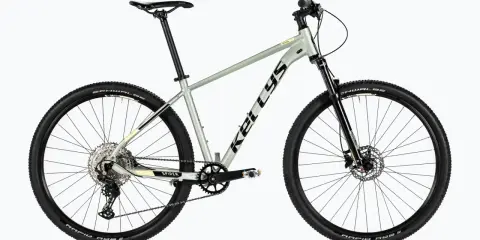 Lekki, szary rower górski Kellys Spider, rower bez amortyzatora, z czarnymi oponami Schwalbe i przerzutkami Shimano.