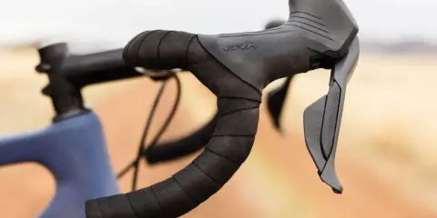 Kierownica gravelowa z owijką i manetkami Shimano GRX, gotowa na przygodę.