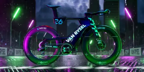 Rower Van Rysel, znanej firmy sportowej, w neonowym blasku miasta.