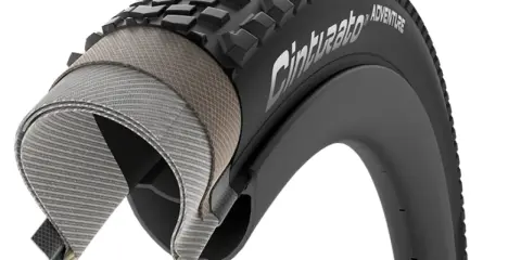 Przekrój opony rowerowej Pirelli Cinturato Adventure. Opona 700x40c jaki to rozmiar? Wytrzymała konstrukcja z wielowarstwowym karkasem.