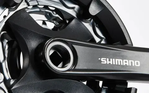 Czarne korby rowerowe Shimano, gotowe do montażu. Wybór między Sram vs Shimano to odwieczna dyskusja rowerzystów.