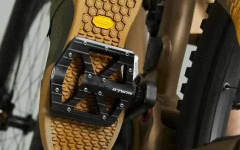 Buty rowerowe z podeszwą Vibram i pedały B'TWIN – idealne, jakie pedały do roweru trekkingowego dla pewnego chwytu.