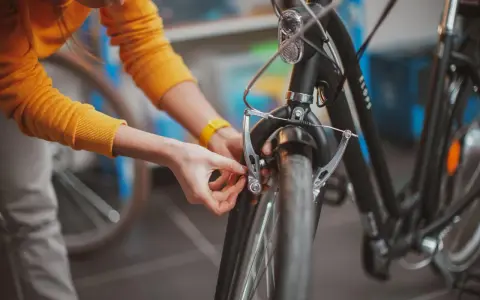 Sprawdzanie hamulców rowerowych, kiedy wymienić klocki hamulcowe w rowerze, to ważny element bezpieczeństwa.