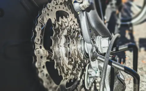 Zbliżenie na kasetę zębatą roweru i łańcuch. Dowiedz się, jak zdjąć łańcuch rowerowy bez spinki, używając odpowiednich narzędzi.