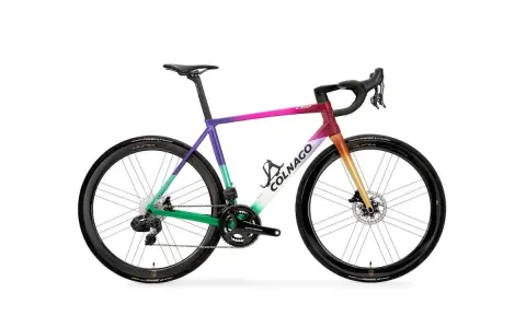 Najdroższy rower szosowy Colnago z gradientowym malowaniem od fioletu przez zieleń do pomarańczy.