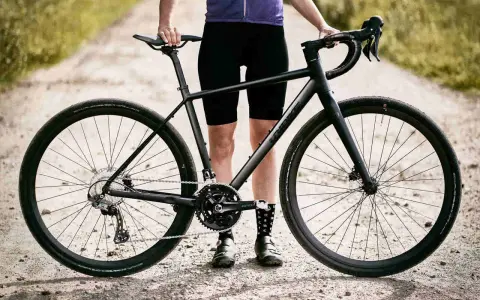 Czarny rower gravel czy cross na szutrowej drodze, gotowy na przygodę.