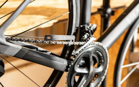 Narzędzie do sprawdzania naciągu łańcucha w rowerze z przerzutkami Shimano. Pokazuje, jak naciągnąć łańcuch.
