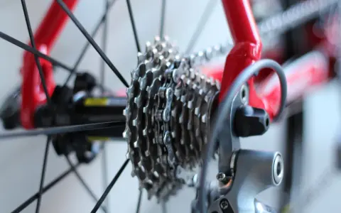 Zbliżenie na kasetę rowerową i przerzutkę, gotowe do wymiany kasety w rowerze.