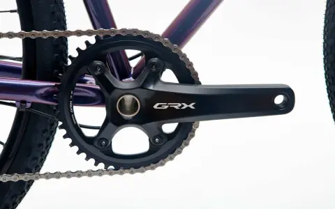 Nowa korba GRX Shimano, gotowa do wymiany suportu starego typu w rowerze.