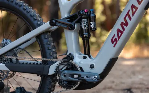 Szara rama roweru Santa Cruz z amortyzatorem Fox Float i napędem Sram NX Eagle.