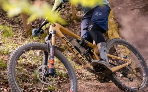 Rowerzysta na szlaku, amortyzatory Rock Shox w akcji. Klasyfikacja sprzętu to klucz do sukcesu w trailu.