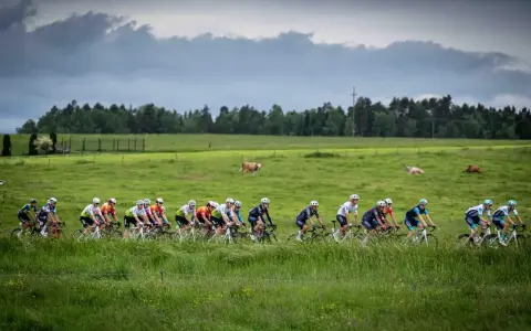 Kolarze w peletonie przemierzają malownicze tereny. To z pewnością jedne z tych rajdów rowerowych dla amatorów, które na długo pozostają w pamięci.