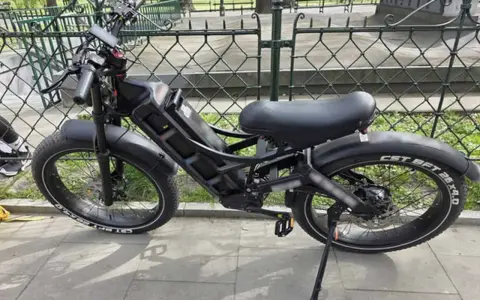 Czarny rower elektryczny z grubymi oponami. Czy rower elektryczny trzeba rejestrować? To pytanie nurtuje wielu użytkowników.