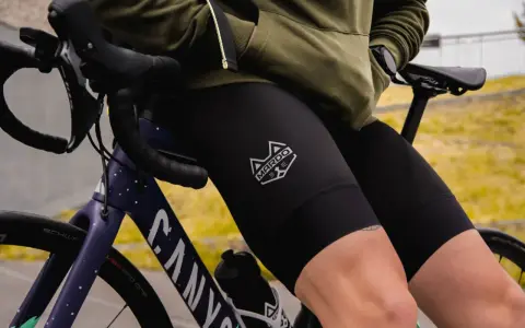 Idealne jakie spodenki rowerowe na długie trasy. Czarny, dopasowany model z logo MARDO na udzie, idealny do jazdy na rowerze.