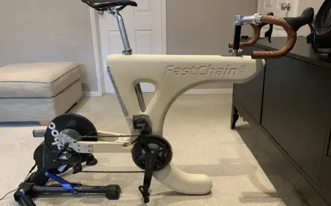 Jak zrobić trenażer do roweru? Oto gotowy sprzęt z napędem Wahoo Kickr i ramą FastChain.