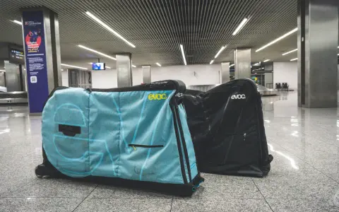 Dwie torby na rowery Evoc czekają na transport samolotem na lotnisku.