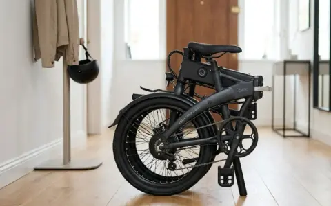 Składany rower elektryczny Volta G400. Sprawdź, co obejmuje gwarancja roweru, by mieć pewność bezpiecznej jazdy. Kask i kurtka czekają.