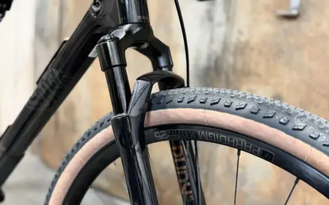 Czarny rower gravelowy marki Trek, z widocznym amortyzatorem i oponą Bontrager. To świetny wybór dla miłośników przygód.