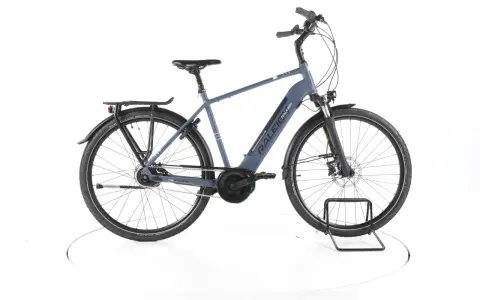 Szary rower elektryczny marki Raleigh, idealny do miejskich podróży. Raleigh rower co to za firma? To znany producent rowerów z tradycjami.