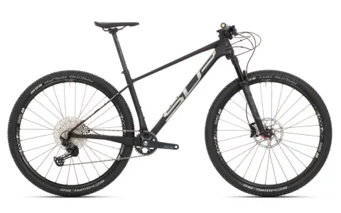 Czarny rower górski Superior XP 969 z pełnym zawieszeniem, oponami Schwalbe i kołami DT Swiss.
