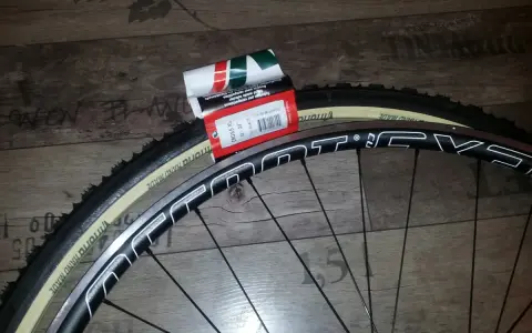 Nowa szytka rowerowa Vittoria Cross XL 33-28" czeka na założenie na obręcz koła.