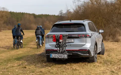 Srebrny SUV z bagażnikiem rowerowym na haku, gotowy na wycieczkę. Wniosek o wydanie tablicy rejestracyjnej na bagażnik rowerowy jest już złożony.