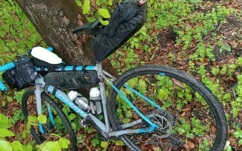Gotowy na przygodę? Ten rower z sakwami to Twój pierwszy krok, jak zacząć jeździć na rowerze w terenie.