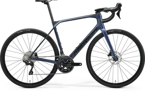 Granatowy rower szosowy endurance z hamulcami tarczowymi i napędem Shimano 105. Idealny na długie trasy.