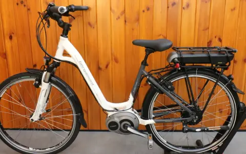Biały rower elektryczny marki Bergamont z silnikiem Bosch. To świetny wybór dla osób szukających niezawodnego i stylowego środka transportu.